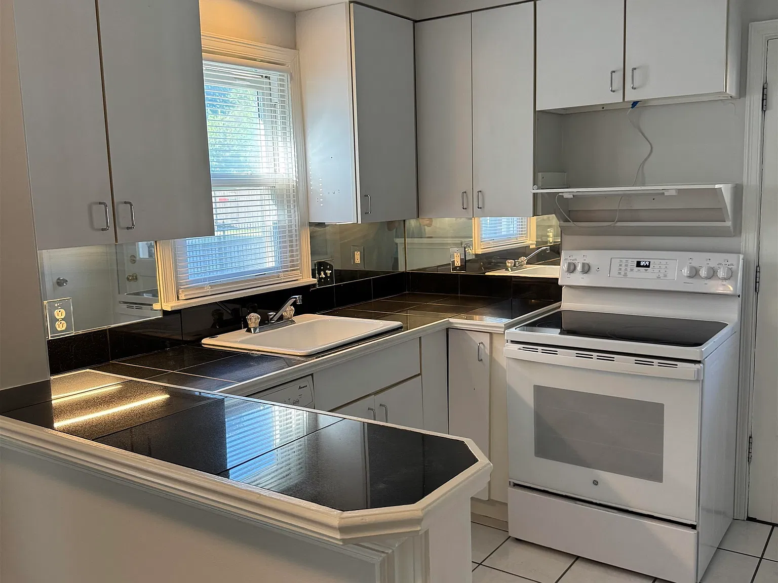 2 bed, 1.0 bath, 941 sqft, $1,450 — Photo 3