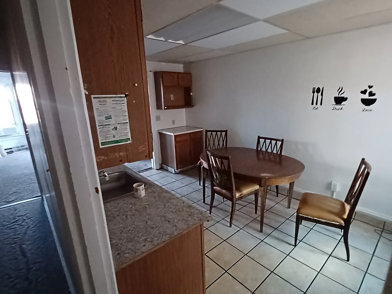 3 bed, 1000 sqft, $1,700 — Photo 2