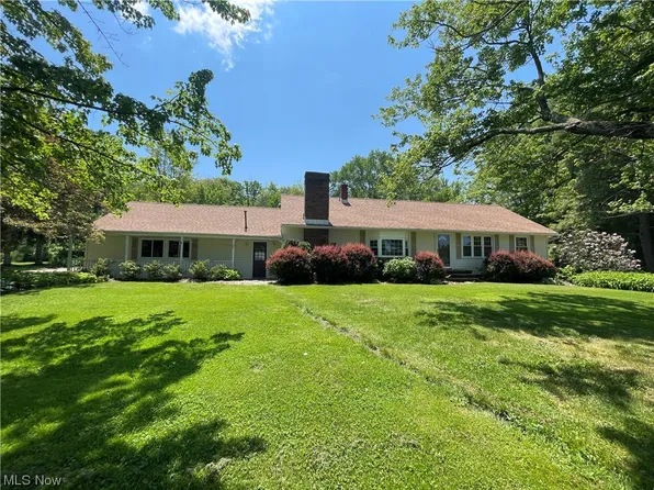 8120 Elmwood Dr, Kirtland, OH 44094