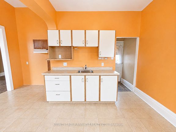 4th image of 170 Queen St
