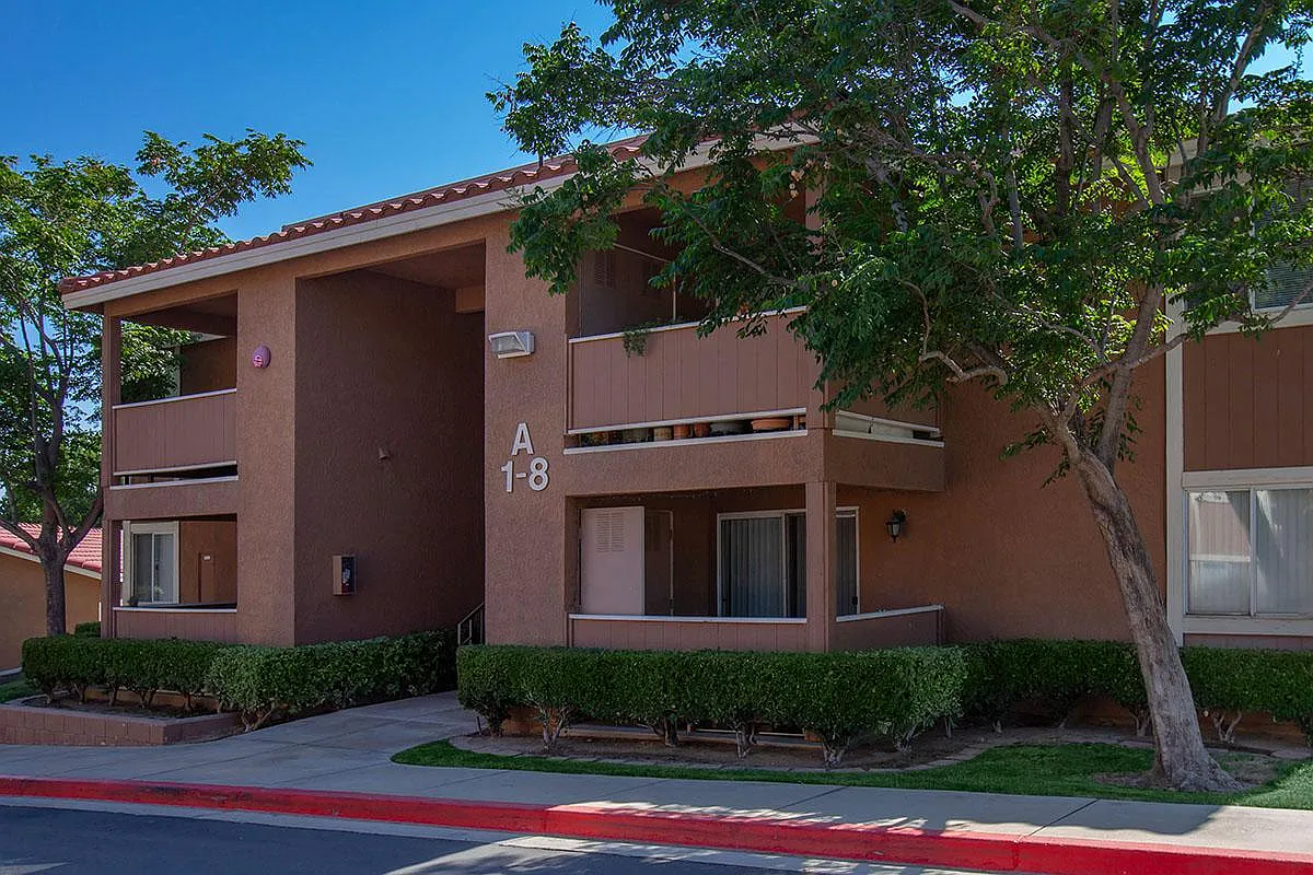 Sunset Pointe Apartments — Photo 3