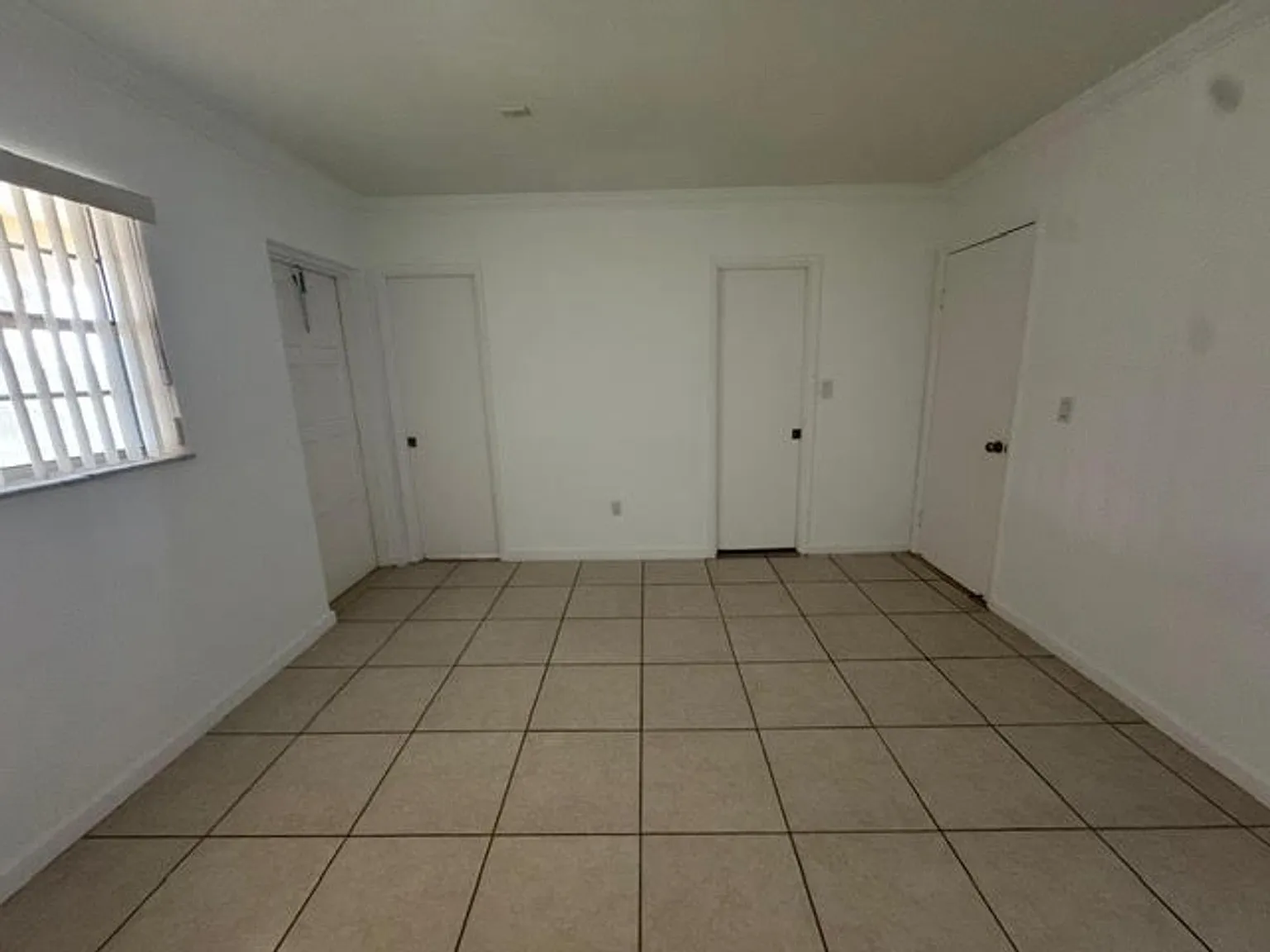 555 S Luna Ct Hollywood, FL 33021 — Photo 3