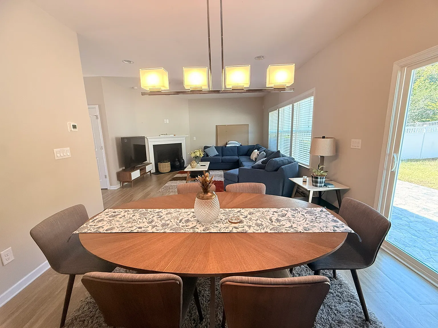 3 bed, 2022 sqft, $2,300 — Photo 4