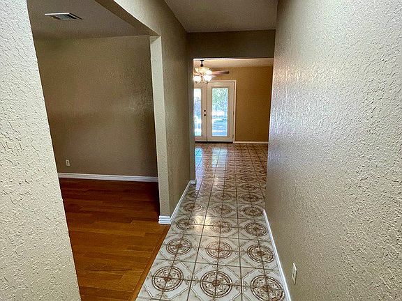 4th image of 1213 Royal Crown Dr