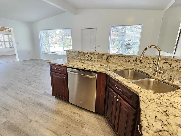 341 Bayshore Dr — Photo 18