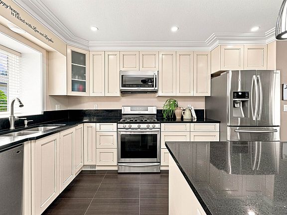 4th image of 34250 Hazelwood Ave #52