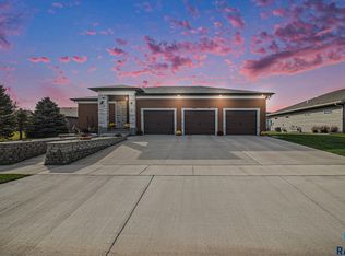 815 Heatherwood Ave, Madison, SD 57042