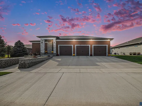 815 Heatherwood Ave, Madison, SD 57042