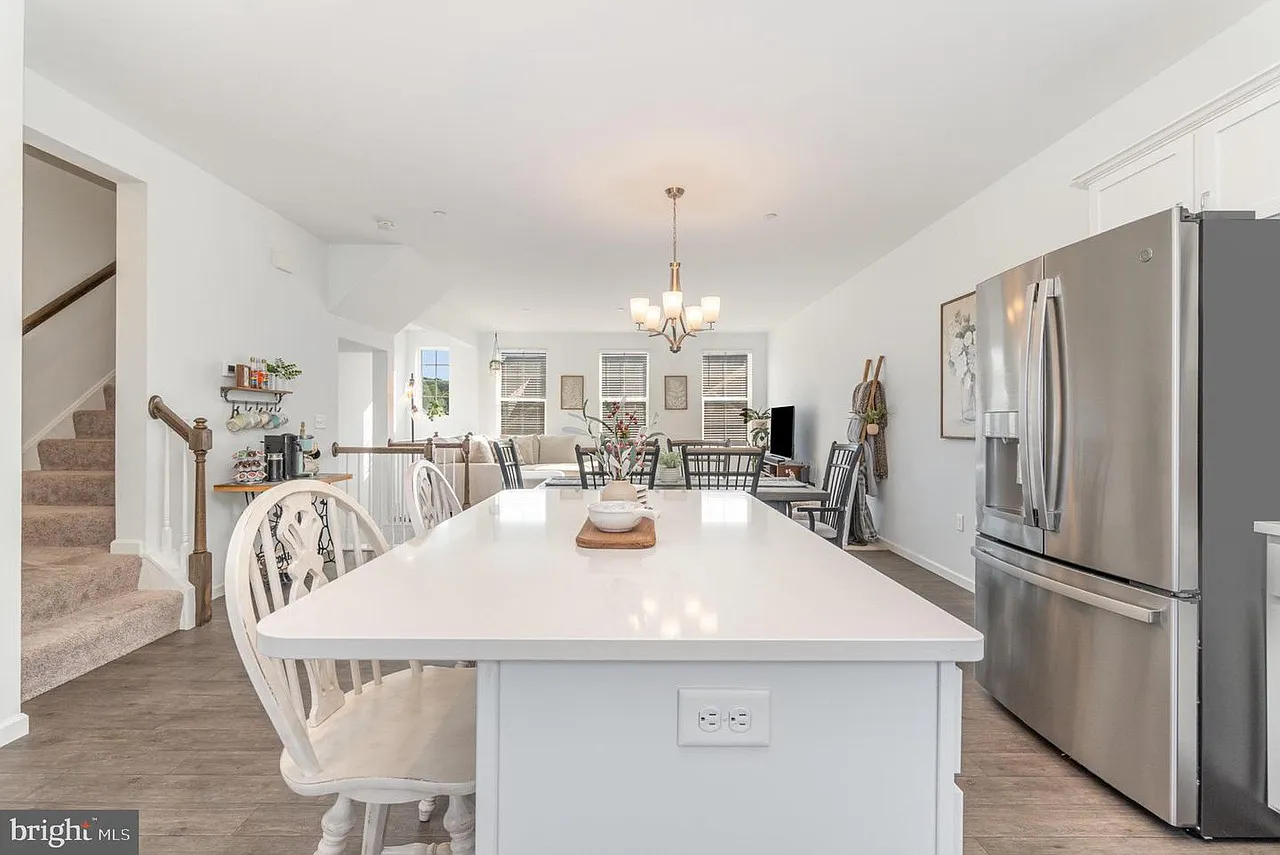 3 bed, 2.5 bath, 2296 sqft, $2,400 — Photo 4