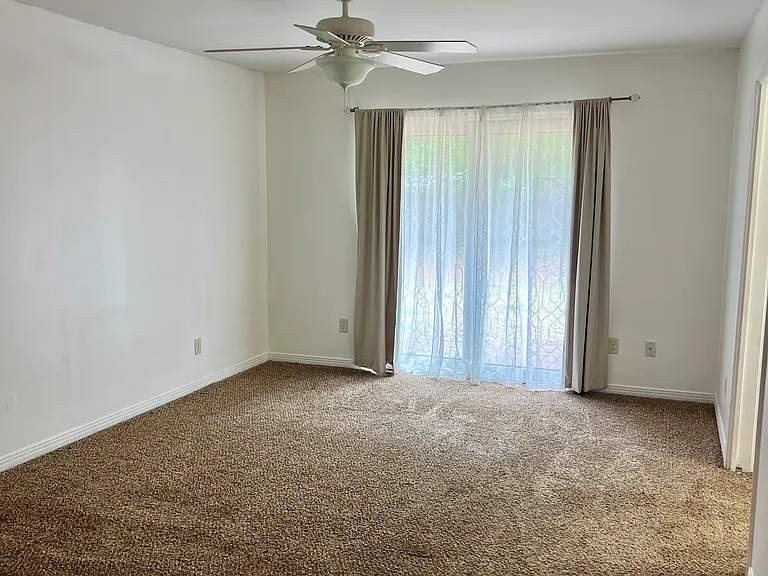 Main bedroom with en suite bathroom and 2 closets