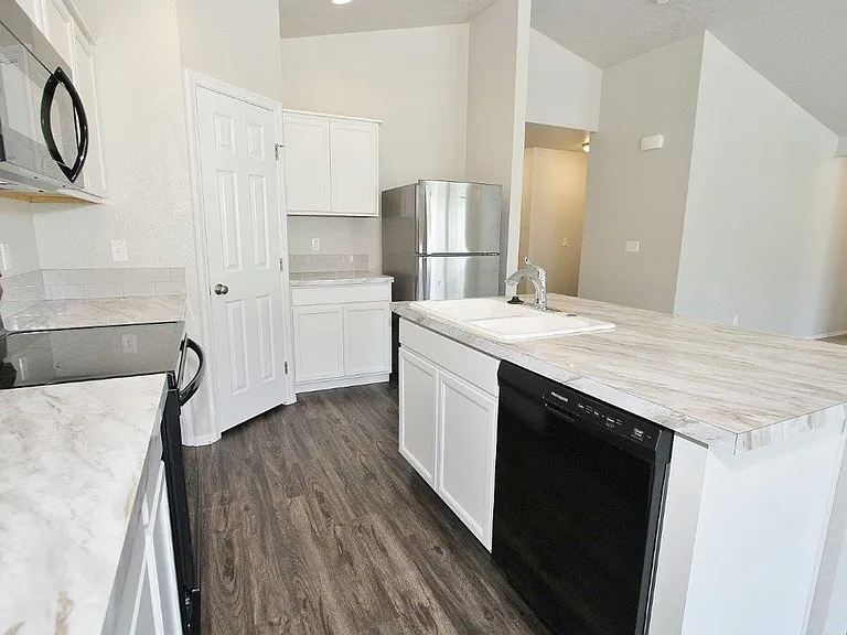 1642 N Pewter Ave — Photo 8