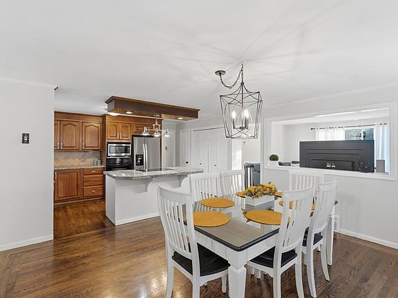 4th image of 72 Julia Dr