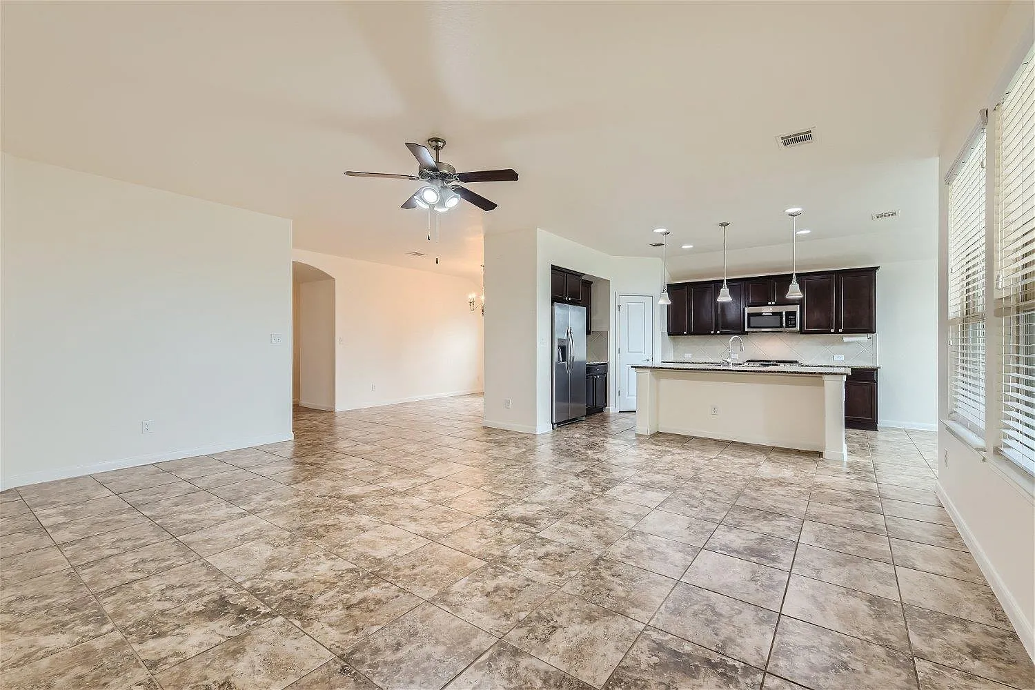 4 bed, 2.5 bath, 2118 sqft, $2,200 — Photo 3