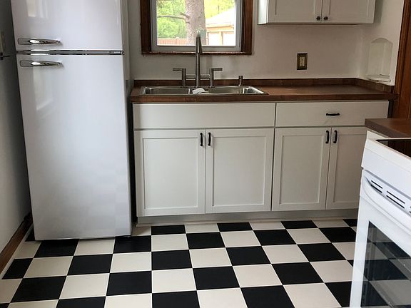 2nd image of 1116 N Chicago Ave #C