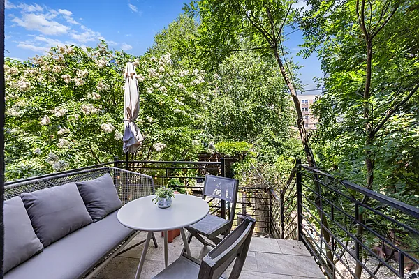 Sold by Compass | media 25