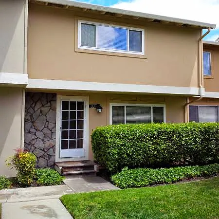 23 Comstock Queen Ct — Photo 1