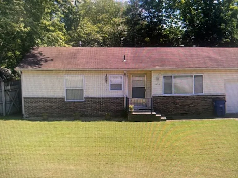 1404 Larsen Ln — Photo 1