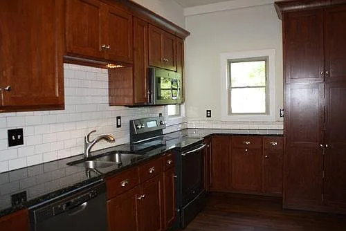 6 bed, 2321 sqft, $9,300 — Photo 3