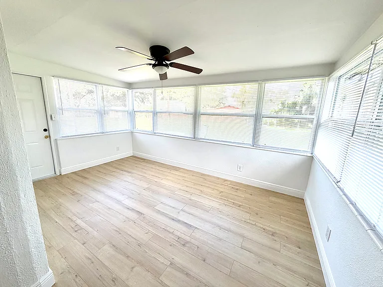 235 SE Madison Cir N — Photo 10