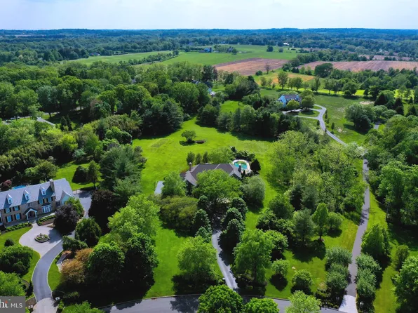 9 Greenbriar Cir, Newtown, PA 18940