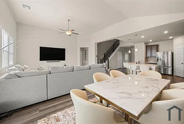 618 Ellwood Terrace Ln — Photo 3