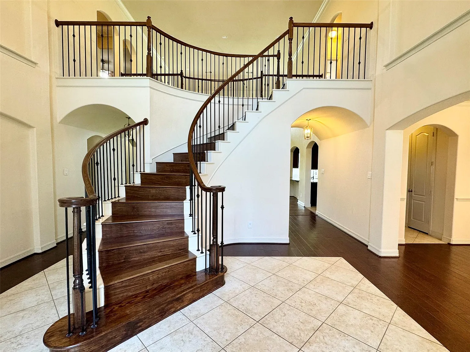 5 bed, 4.0 bath, 4408 sqft, $4,200 — Photo 3