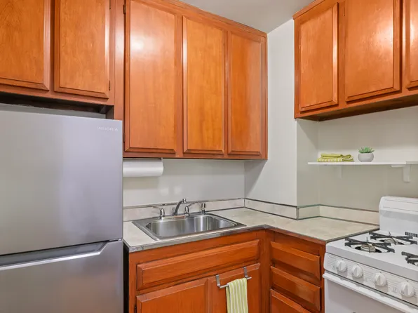 220 East 57th Street image 3 of 7