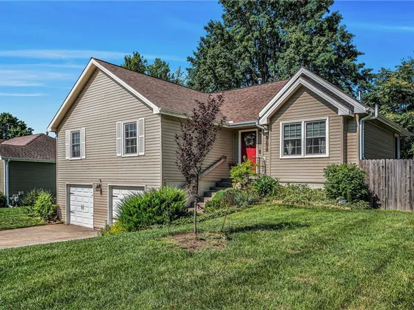 902 Walnut St, Kearney, MO 64060