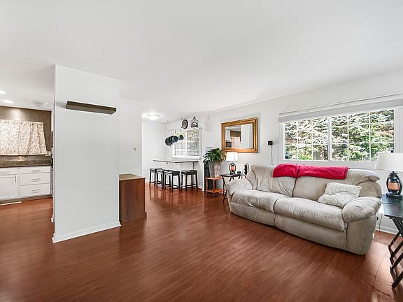 4th image of 59 Circle Dr E