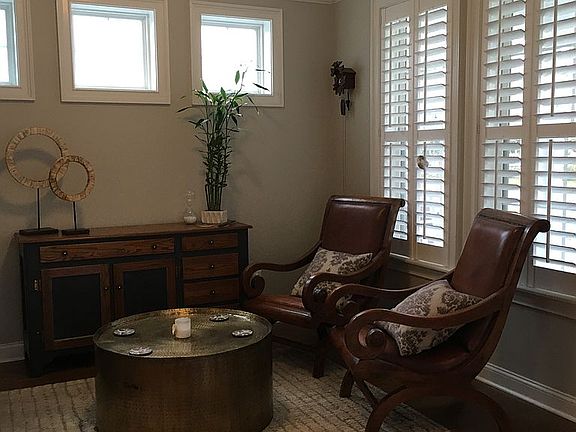 Sitting room off entry