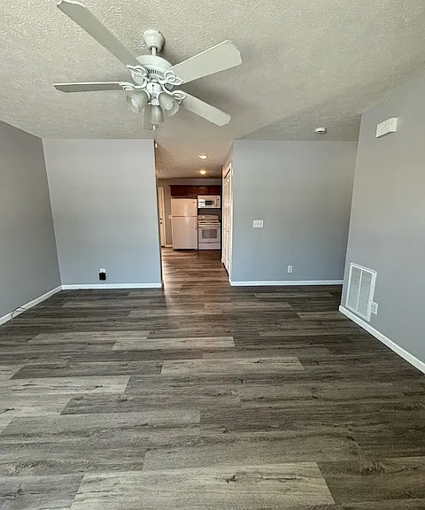 911 N Riverside Dr — Photo 17