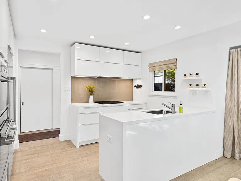 1028 East Ave — Photo 5