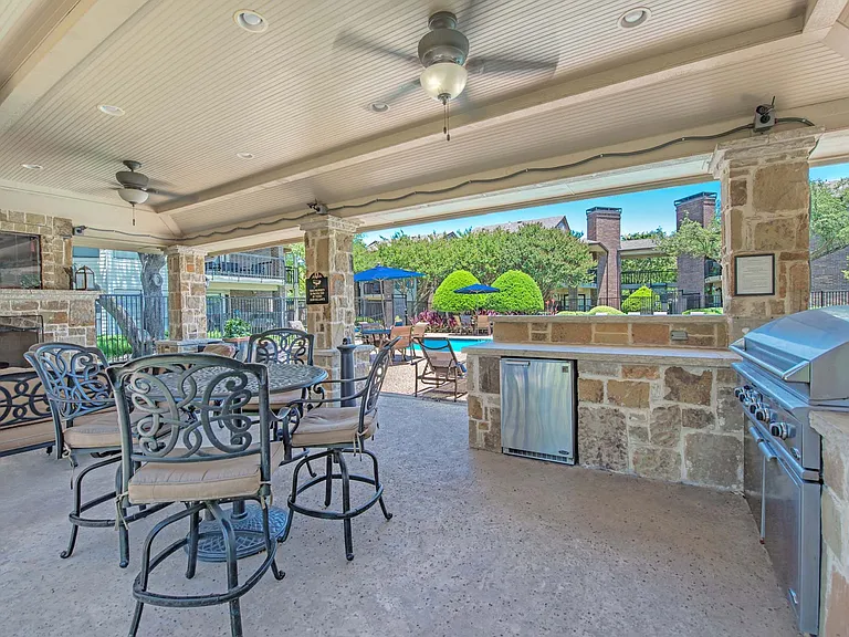 16300 Ledgemont Ln — Photo 23