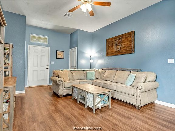 4th image of 1043 Venice Dr