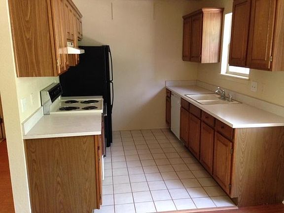 4th image of 2602 S Van Buren St