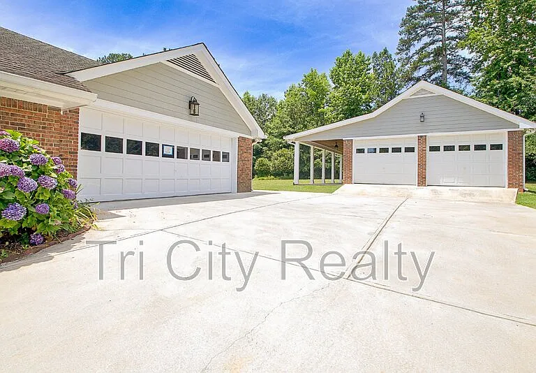 630 Hawthorne Pl — Photo 4