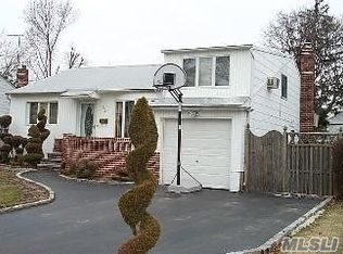 34 Scooter Ln, Hicksville, NY 11801