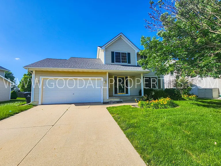 575 SE Melrose Dr — Photo 1