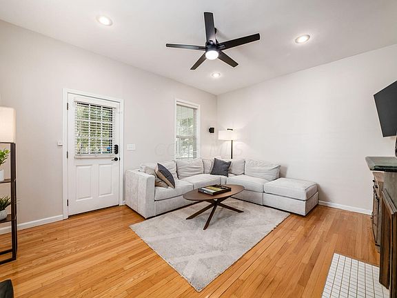 4th image of 456 W 1st Ave