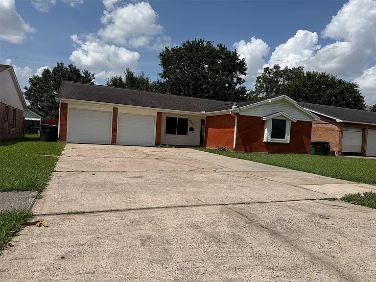 843 Regal St — Photo 1