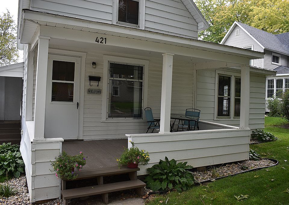 1st image of 421 1st Ave SE