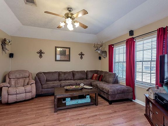 3rd image of 3300 Oak Hollow Dr