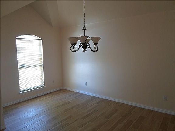 2nd image of 3721 Oak St