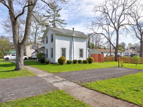 34 Chestnut St, Waterloo, NY 13165