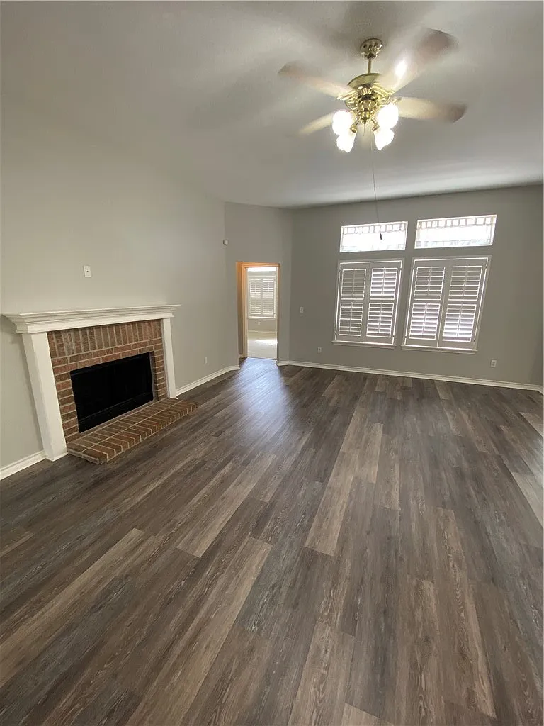 3 bed, 2.0 bath, 1949 sqft, $2,400 — Photo 3
