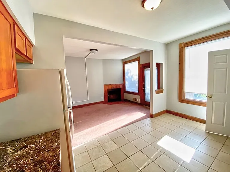 2925 N Maryland Ave — Photo 7