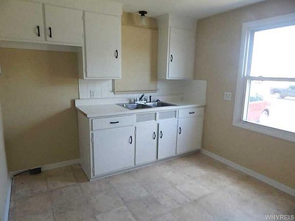 4th image of 564 Niagara Falls Blvd