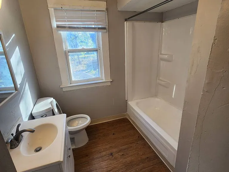 11702 Honeydale Ave — Photo 14
