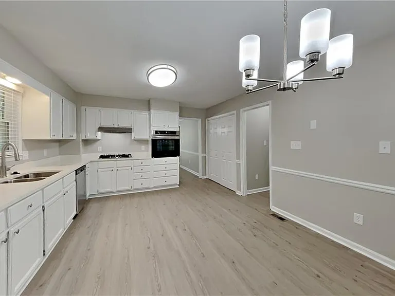 385 Deerwood Dr — Photo 4