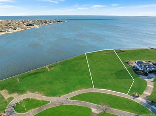6 Overlea Ct, Bay Shore, NY 11706